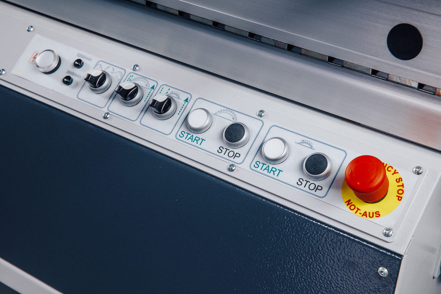 OSTERMANN ALFA 400 DIGIT  Пульт управления  Легко читаемый пульт управления расположен под углом для удобства работы оператора  На пульте расположены кнопки запуска/остановки приводов пил, рукоятки электрорегулировки наклона и вылета, а также, инд...